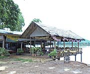 Foodstall at the Mekong River at Sanakham by Asienreisender